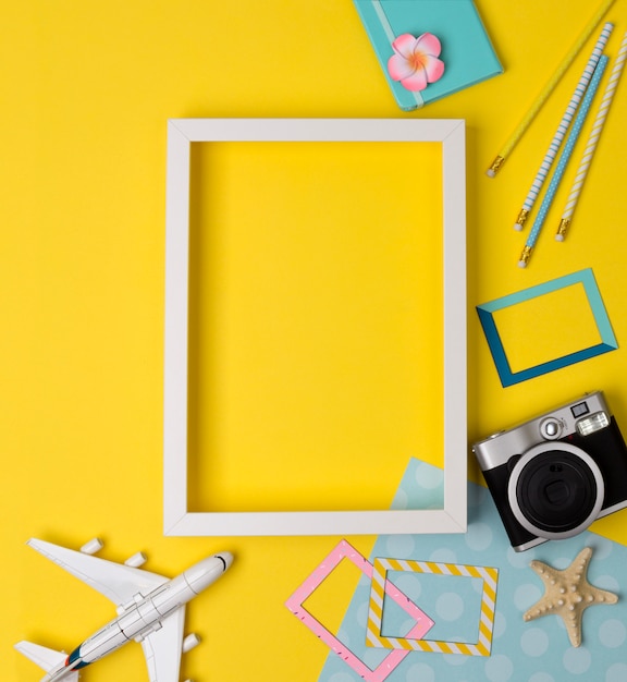 Foto moldura em branco branca com câmera, avião, estrela do mar, lápis