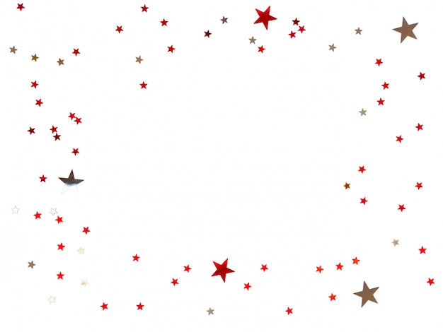 Moldura feita de confetes de estrelas dispersas em fundo branco