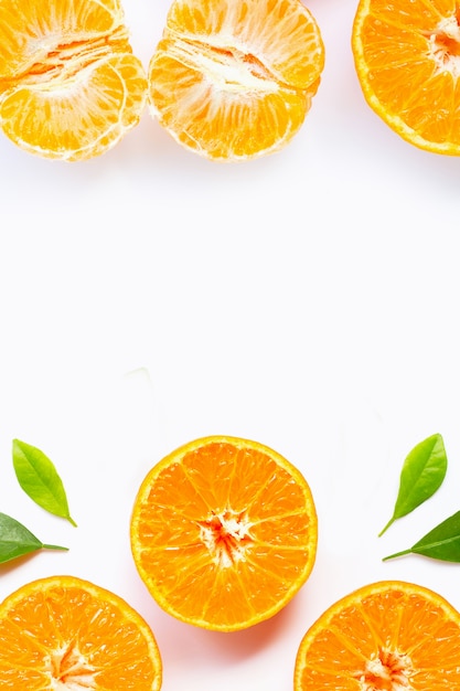 Moldura feita de laranjas com folhas verdes