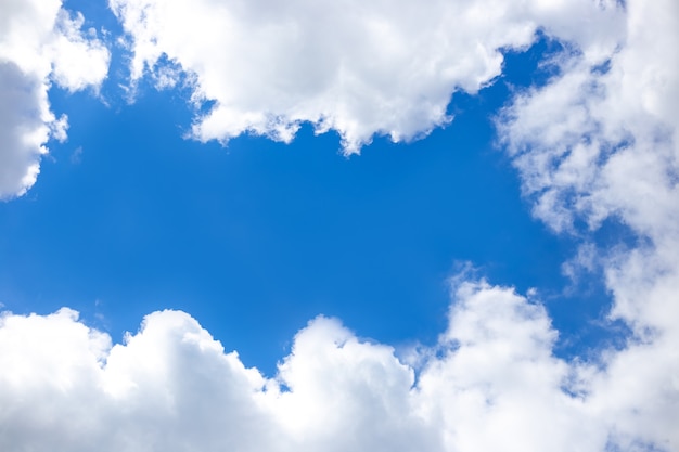 Moldura feita de nuvens brancas contra um céu azul brilhante. espaço para texto, copie o espaço.