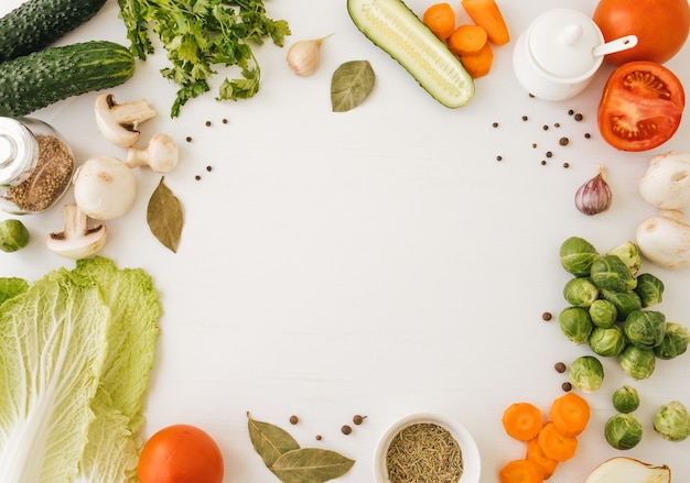 Moldura feita de vegetais com espaço de cópia no centro.