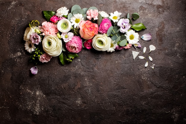 Moldura floral redonda com galhos e folhas de eucalipto, flores planas, vista de cima com espaço de cópia