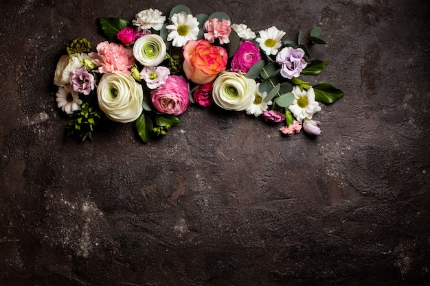 Moldura floral redonda com galhos e folhas de eucalipto, flores planas, vista de cima com espaço de cópia