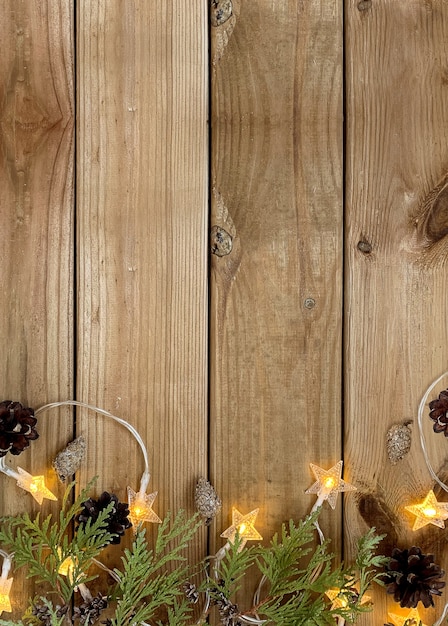 Moldura para fotos em branco vazia em um fundo decorado de natal. brinquedos de natal e galhos de pinheiro na madeira.