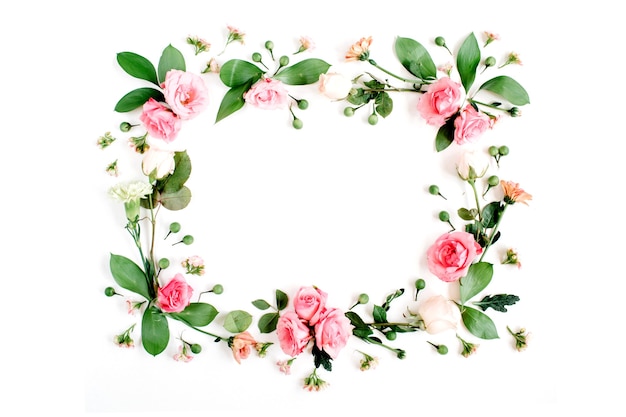 Moldura redonda feita de rosas rosa e bege, folhas verdes, galhos em branco