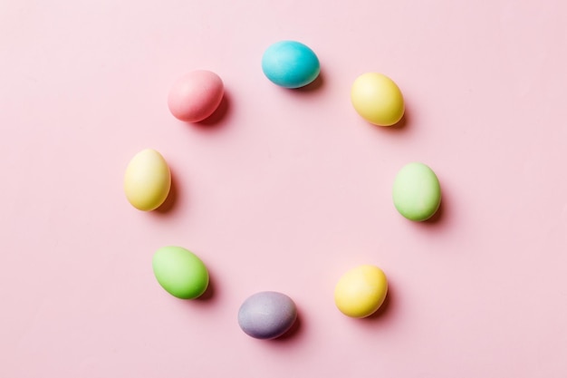 Moldura redonda Ovos de páscoa multicoloridos em fundo colorido Conceito de férias de ovos de páscoa de cor pastel com espaço vazio para você projetar