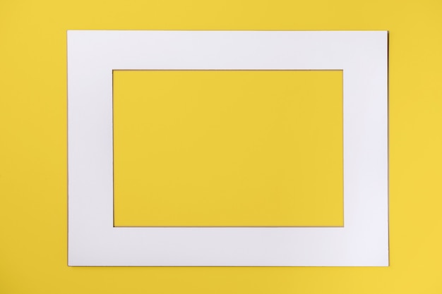 Moldura sinple de papel branco sobre amarelo