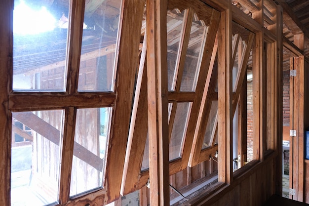 Molduras artísticas de janelas de madeira tradicionais javanesas da casa local