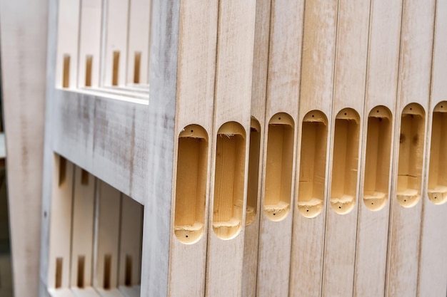 Molduras de portas de madeira maciça empilhadas Processo de fabricação de portas de madeira closeup