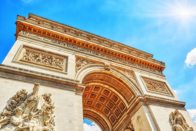 Molduras e decorações no Arco do Triunfo em Paris França