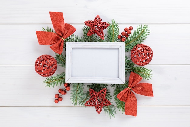 Molduras para fotos com decoração de natal, com bolas vermelhas e estrelas em uma mesa de madeira branca. vista superior, moldura para copiar o espaço