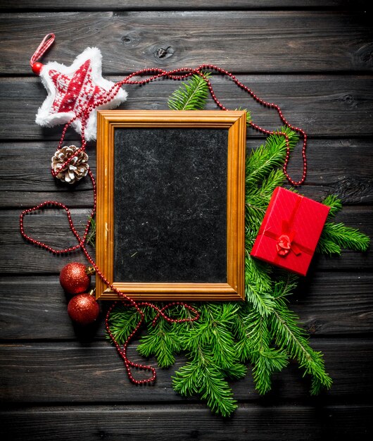 Molduras para fotos com decorações de Natal e ramos de abeto