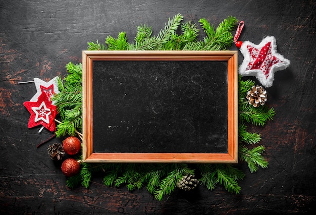 Molduras para fotos com decorações de Natal e ramos de abeto