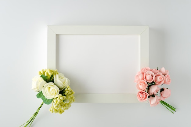 Molduras para fotos com rosas vermelhas e brancas no fundo branco