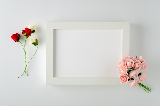 Molduras para fotos com rosas vermelhas e brancas no fundo branco