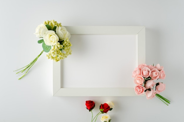 Molduras para fotos com rosas vermelhas e brancas no fundo branco