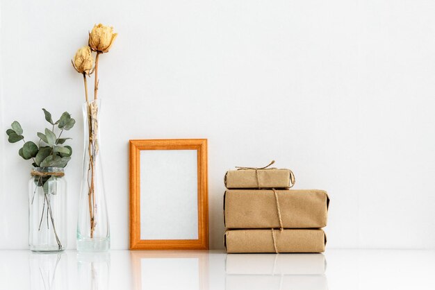 Molduras para fotos de madeira e plantas secas em vasos em um fundo branco layout de verão suave minimalista em branco para um cartão postal interior para design