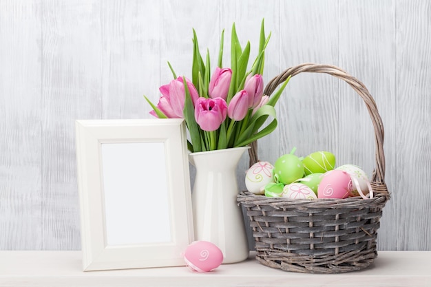 Molduras para fotos de ovos de Páscoa e tulipas cor de rosa