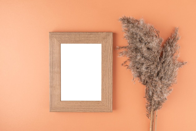 Molduras para fotos em branco com canas secas ou grama pampsa em fundo laranja Flat lay Mock up Autumn background