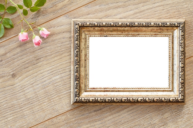 Molduras para fotos vintage com cópia espaço e flores rosas em placas de madeira velhas.