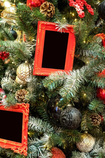 Molduras vintage vermelhas com espaço para texto pendurado na árvore de natal, close-up