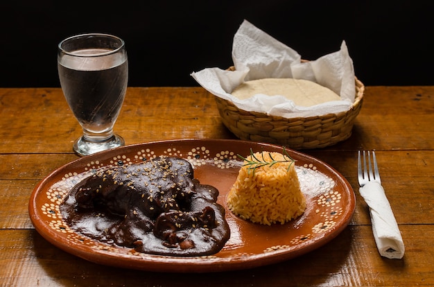 Mole de comida típica mexicana acompañado de arroz