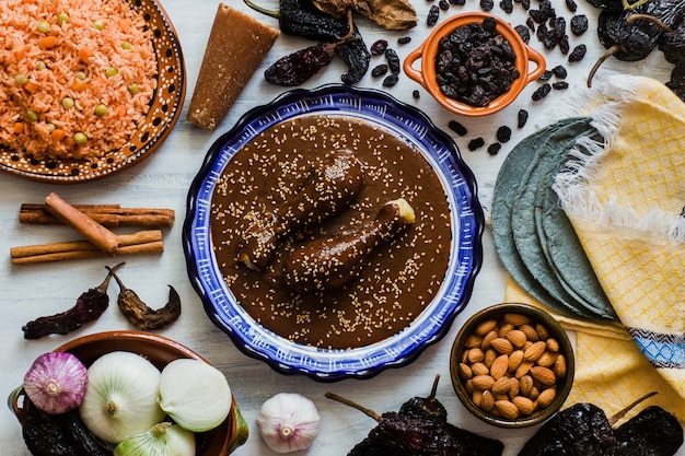 Foto mole mexicano, ingredientes de mole poblano, comida picante mexicana tradicional en méxico