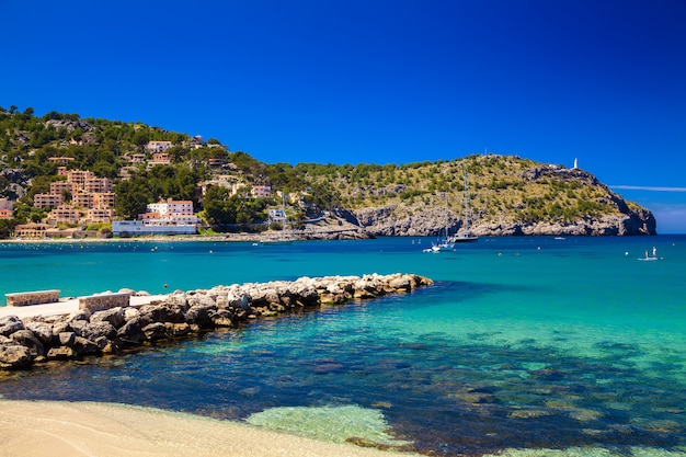 Mole de piedras en el Port de Soller en Mallorca