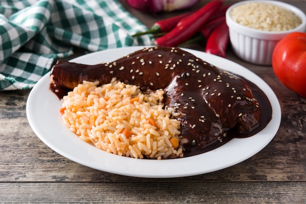 Mole Poblano tradicional con arroz en plato