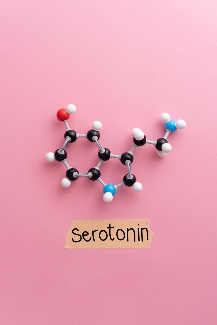 Foto molécula de açúcar de glicose e texto de serotonina contra fundo rosa