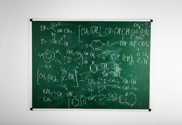 Molekülmodelle und Formeln auf Tafelhintergrund