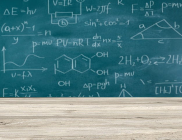 Molekülmodelle und Formeln auf Tafelhintergrund