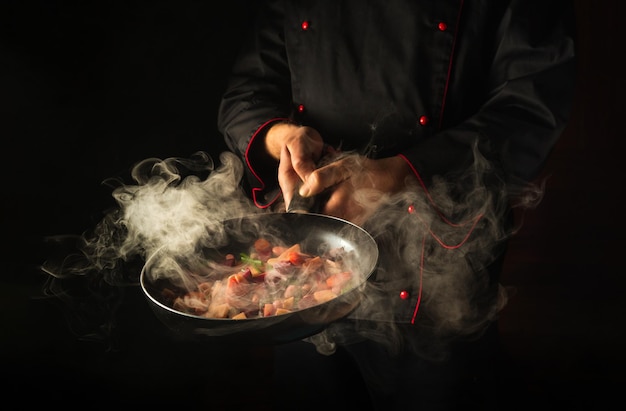 Molekulargastronomie oder -küche Kochen Sie Gargemüse in einer heißen Pfanne