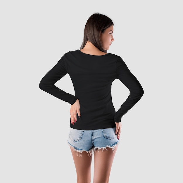 moletom feminino preto com mangas compridas para uma garota de aparência caucasiana em shorts curtos