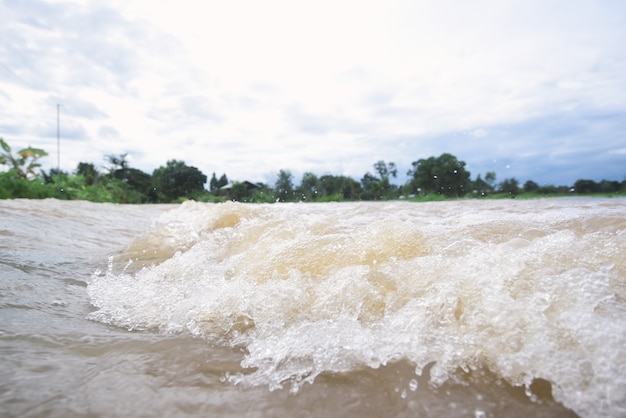 Molhe a inundação no rio após fortes chuvas na Tailândia.