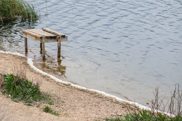 Molhe de um lago calmo de água salgada