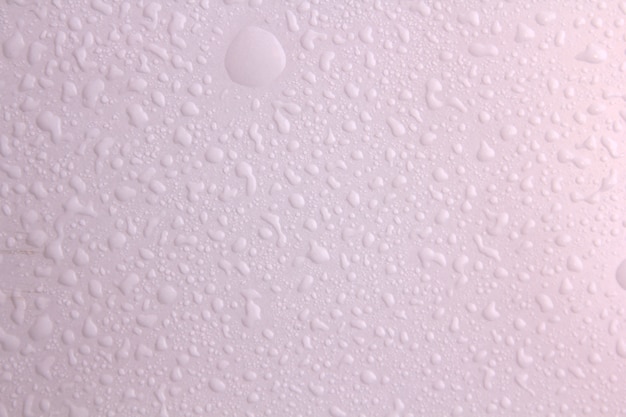 Molhe gotas em um fundo branco.