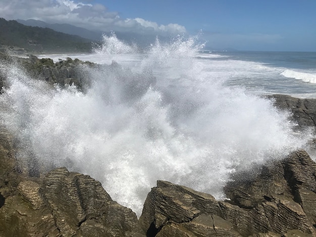 Foto molhe o respingo através de uma bolha na costa oeste nova zelândia da rocha das panquecas.