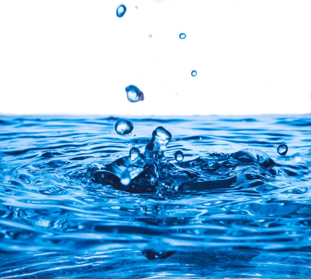 Molhe o respingo da gota na superfície da água, na onda azul e no fundo das bolhas.