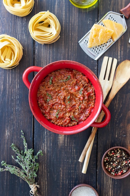 Foto molho à bolonhesa em um fundo de madeira cozinha italiana