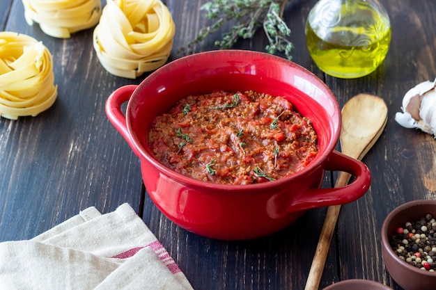 Molho à bolonhesa em um fundo de madeira cozinha italiana