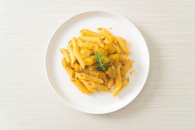 Molho alfredo de massa penne de abóbora - estilo de comida vegana e vegetariana