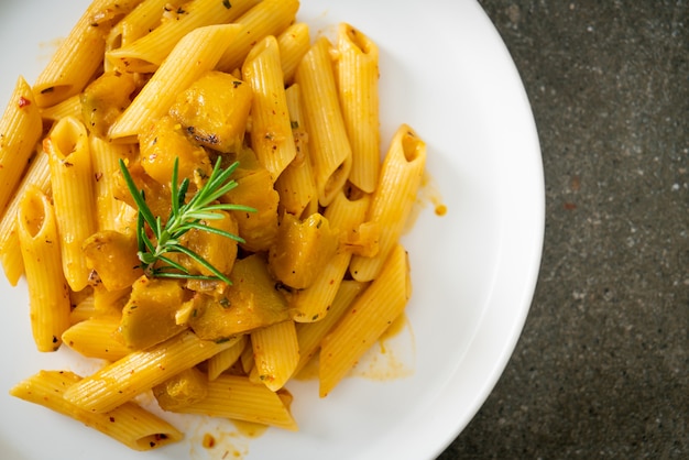 Molho alfredo de massa penne de abóbora - estilo de comida vegana e vegetariana