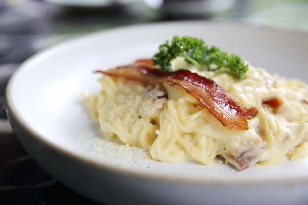 Molho branco de espaguete com bacon e queijo