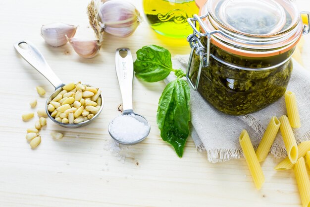 Molho caseiro de pesto de manjericão com ingredientes frescos.