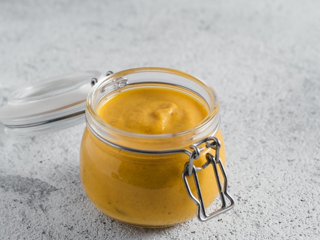 Molho cremoso de Cheddar com sementes de chia em fundo cinzentoIdeias e receita para uma dieta saudável ou comida veganaHomemade Chia Cheese Sauce para snackstacosnachosdippingmacncheesebase para pizzaCopyspace