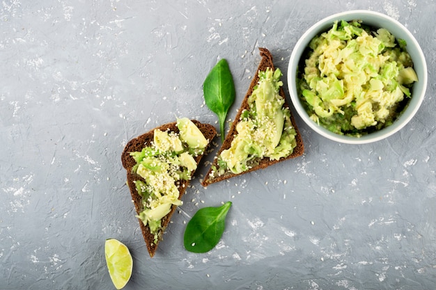 Molho de abacate e guacamole. Lanche. Espinafres e legumes frescos