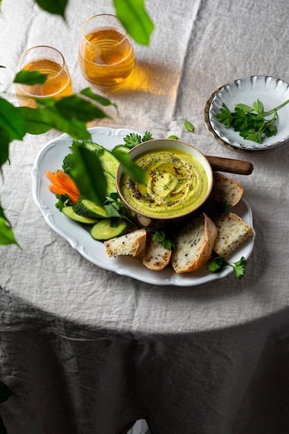 Molho de abobrinha cenoura cebola e cream cheese com legumes frescos e pão