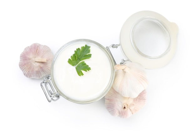 Molho de alho e ingredientes isolados no fundo branco