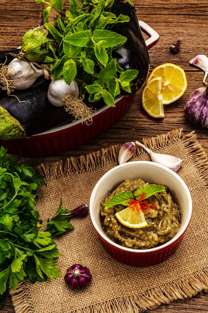 Molho de berinjela baba ganoush com legumes em uma tigela